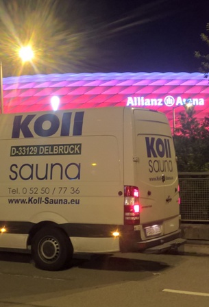 Koll Saunabau Transporter vor Allianz Arena München bei Nacht 
