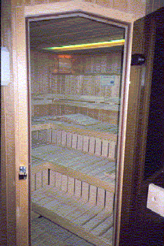 Die Koll Exquisit-Sauna im Jahre 1998. Damals noch mit bronzal getöntem Glas. Die Türen der Exquisit-Sauna wurden ohne Mehrpreis mit einer kleinen Spitze von 10° gebaut.