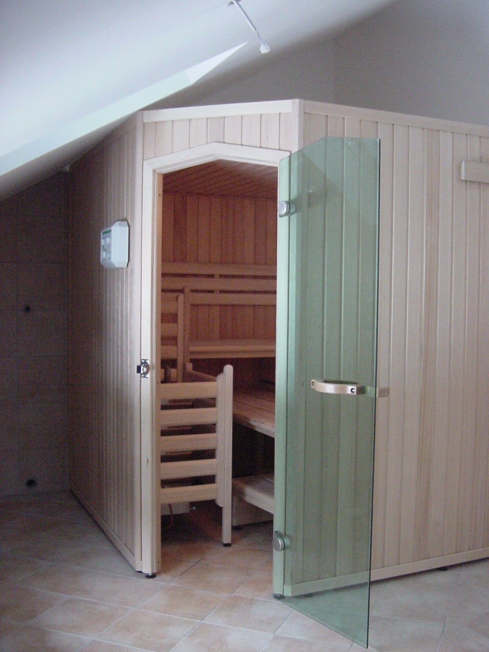 Koll-Comfort-Sauna unter einer Deckenschräge